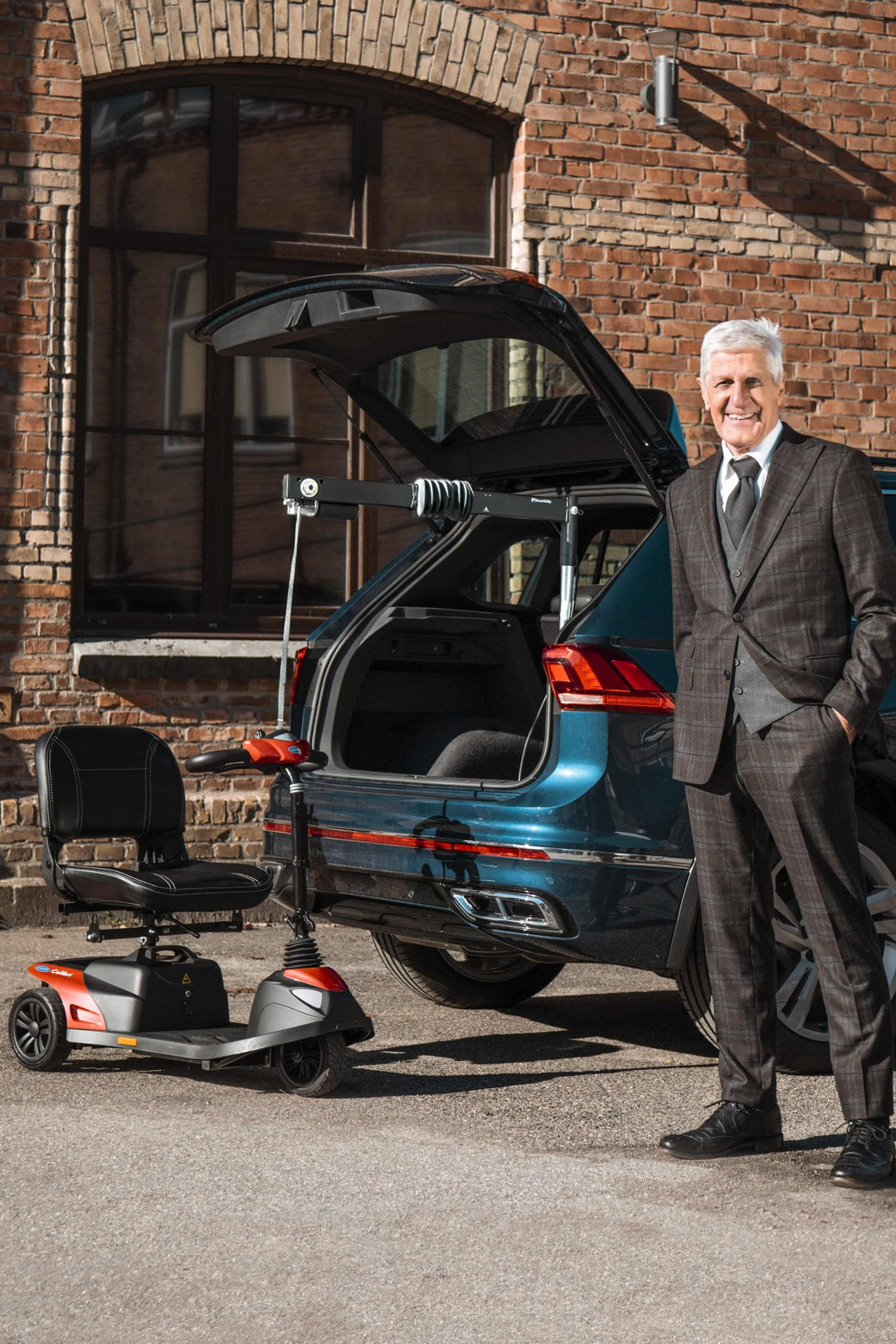 瑞典 BraunAbility Carolift 40 車用輪椅吊機 (可摺、可升40kg、可安裝在房車) | 好好醫療用品