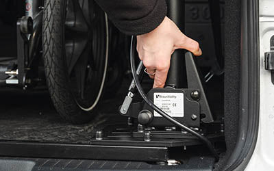 瑞典 BraunAbility Carolift 40 車用輪椅吊機 (可安裝在房車上) | 好好醫療用品
